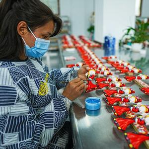 彩绘文创出深山 文化用品的匠心传承与创新融合